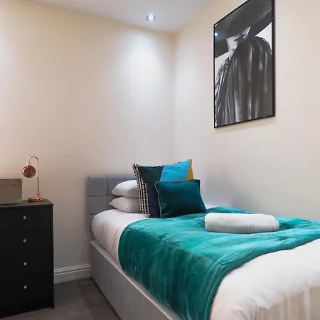 Tudors Esuites Four Bedroom House * Birmingham