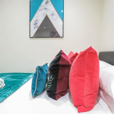 Dom wakacyjny Tudors Esuites Four Bedroom House Birmingham