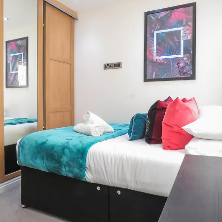 Tudors Esuites Four Bedroom House Dom wakacyjny Birmingham