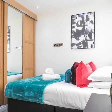 Dom wakacyjny Tudors Esuites Four Bedroom House *