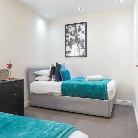 Tudors Esuites Four Bedroom House Dom wakacyjny