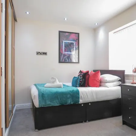 Tudors Esuites Four Bedroom House Dom wakacyjny Birmingham