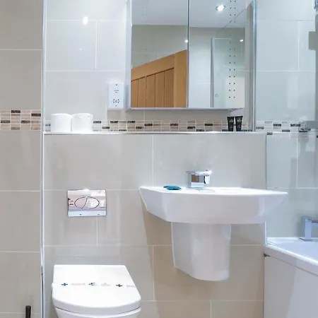 Tudors Esuites Four Bedroom House * Birmingham