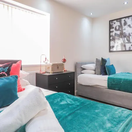 Tudors Esuites Four Bedroom House Dom wakacyjny Birmingham