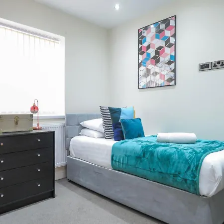 Dom wakacyjny Tudors Esuites Four Bedroom House Birmingham
