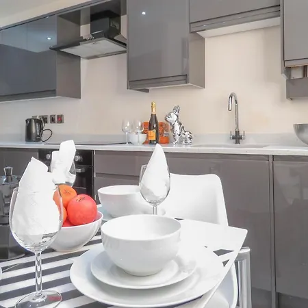 Dom wakacyjny Tudors Esuites Four Bedroom House Birmingham