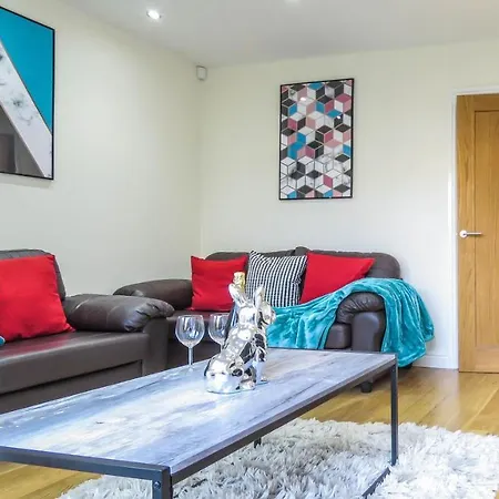 Dom wakacyjny Tudors Esuites Four Bedroom House Birmingham