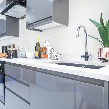 Tudors Esuites Four Bedroom House Birmingham