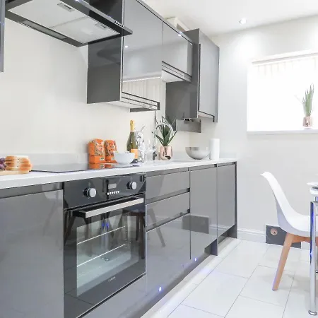 Tudors Esuites Four Bedroom House Dom wakacyjny Birmingham