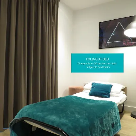 Dom wakacyjny Tudors Esuites Four Bedroom House Birmingham